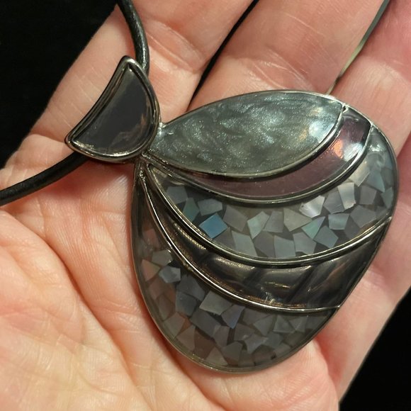 Lia Sophia - Seashell Design Slide/Pendent on a Leather Choker - Picture 1 of 2